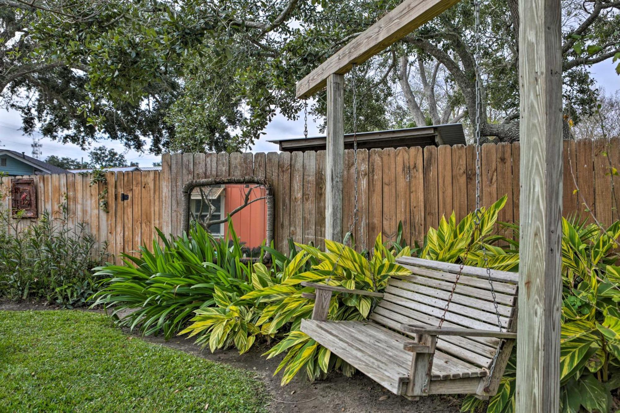 Walk To Beach From Chic Old Town Apartment With Yard Bay St. Louis Eksteriør billede